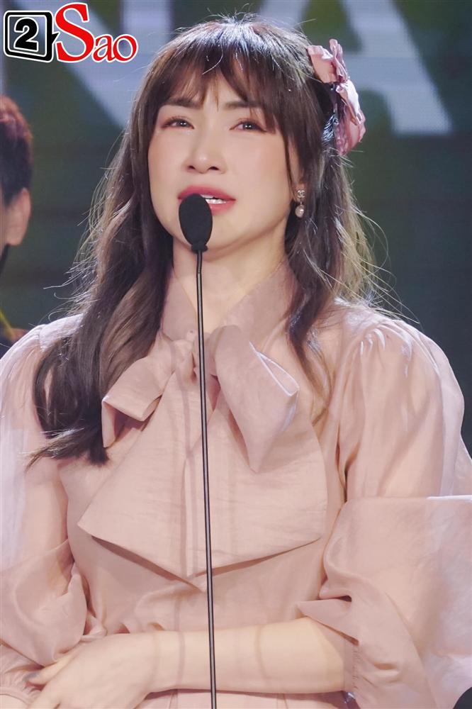 Hòa Minzy chiếm spotlight vì khóc vẫn quá đẹp trong MV Đức Phúc-8