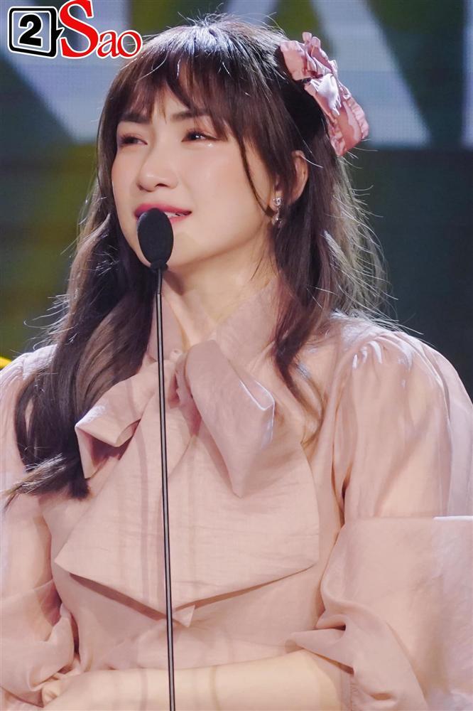 Hòa Minzy chiếm spotlight vì khóc vẫn quá đẹp trong MV Đức Phúc-9