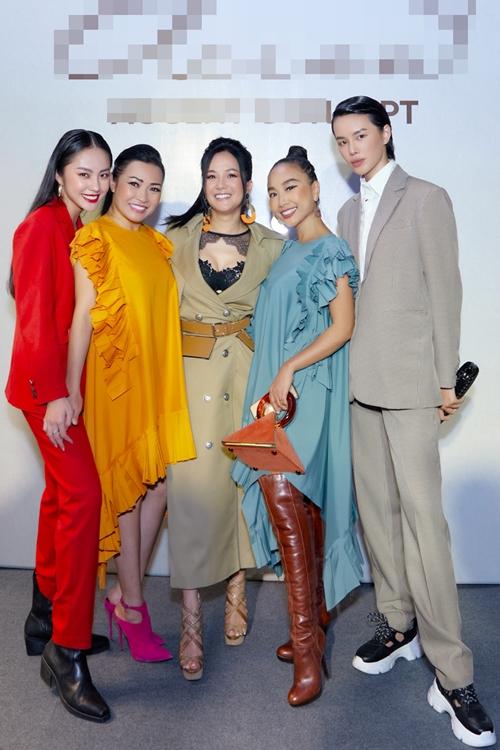 Diva Hồng Nhung lăng-xê mốt lộ nội y - HHen Niê cá tính với set đồ caro trendy-1