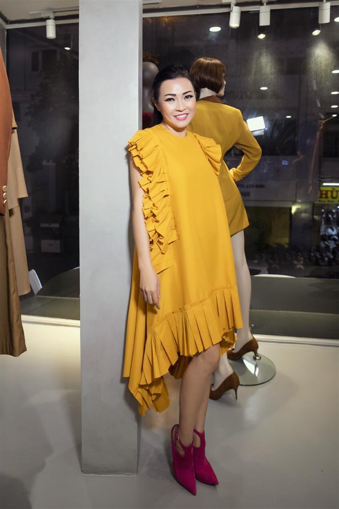 Diva Hồng Nhung lăng-xê mốt lộ nội y - HHen Niê cá tính với set đồ caro trendy-6