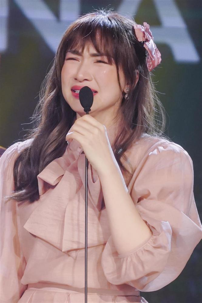 Hòa Minzy nhận giải khóc nức nở, Pha Lê bị ném đá với bình luận kém duyên-1