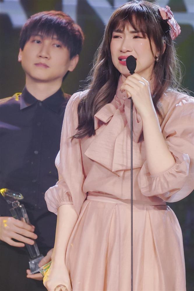 Hòa Minzy nhận giải khóc nức nở, Pha Lê bị ném đá với bình luận kém duyên-2