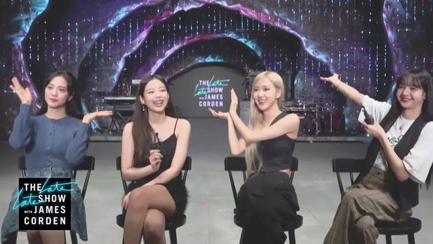 Nể sát đất trình sửa đồ của stylist BLACKPINK: Cắt váy áo tứ tung, không nhìn kỹ đố ai phát hiện-1