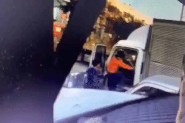 Clip: Đang ngồi trên ghế lái, tài xế xe tải bị gã đàn ông 'hổ báo' tấn công, đấm đá túi bụi