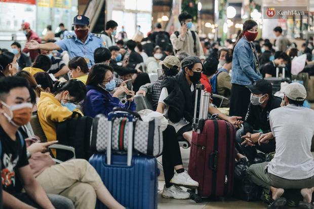 Sinh viên ùn ùn rời Sài Gòn về quê ăn Tết sớm, bến xe đông nghẹt khách-4