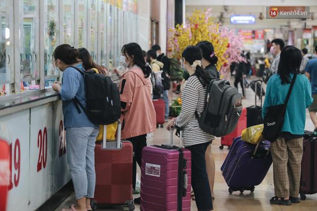 Sinh viên ùn ùn rời Sài Gòn về quê ăn Tết sớm, bến xe đông nghẹt khách-5