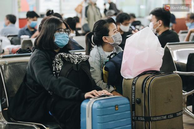 Sinh viên ùn ùn rời Sài Gòn về quê ăn Tết sớm, bến xe đông nghẹt khách-8