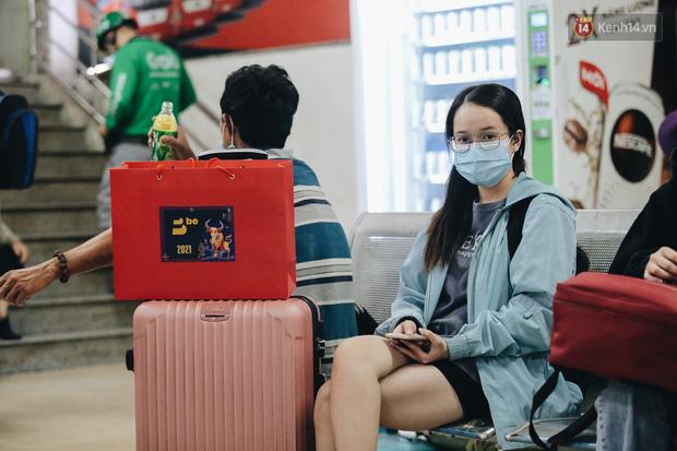 Sinh viên ùn ùn rời Sài Gòn về quê ăn Tết sớm, bến xe đông nghẹt khách-9