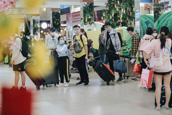 Sinh viên ùn ùn rời Sài Gòn về quê ăn Tết sớm, bến xe đông nghẹt khách-10