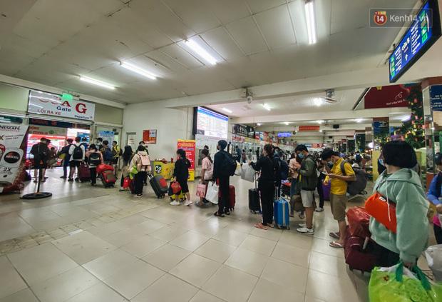 Sinh viên ùn ùn rời Sài Gòn về quê ăn Tết sớm, bến xe đông nghẹt khách-11