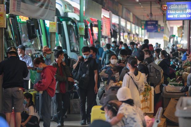 Sinh viên ùn ùn rời Sài Gòn về quê ăn Tết sớm, bến xe đông nghẹt khách-13