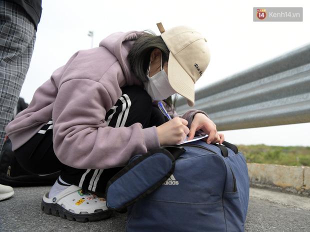 Sinh viên hối hả trở về Quảng Ninh: Không lo giãn cách xã hội chỉ cần được ăn Tết cùng gia đình-4