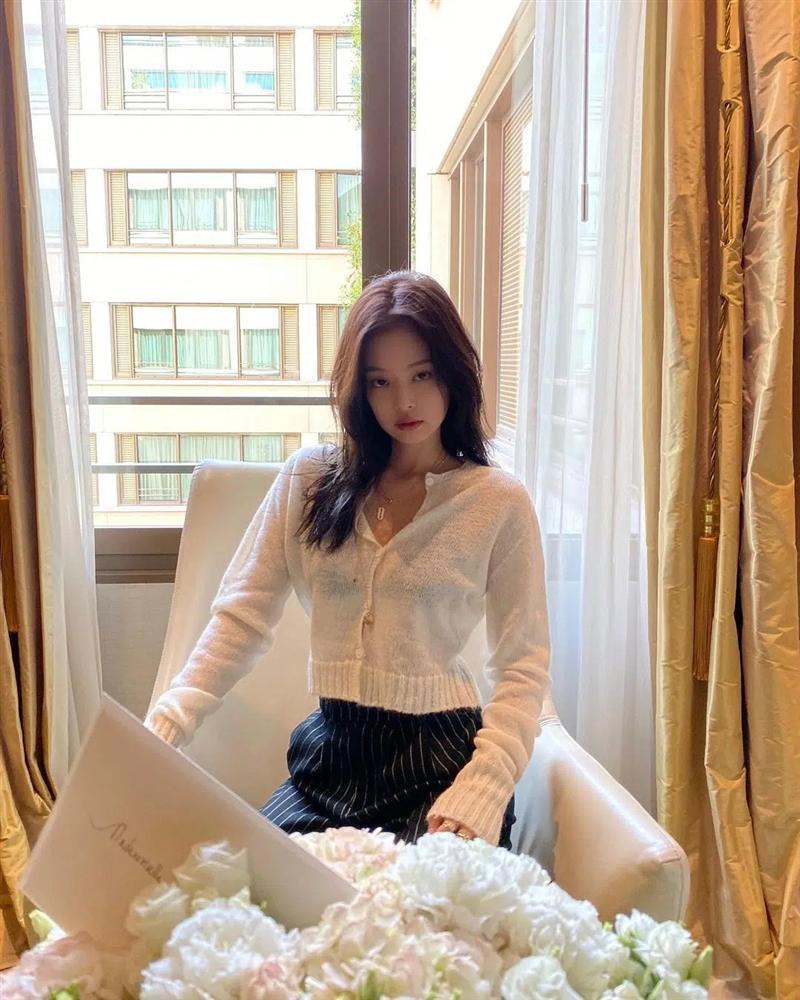 Diện áo len giống Jennie: Rosé lên đồ kín đáo hơn, nhìn sang Chanel sống thấy nội y lấp ló-1