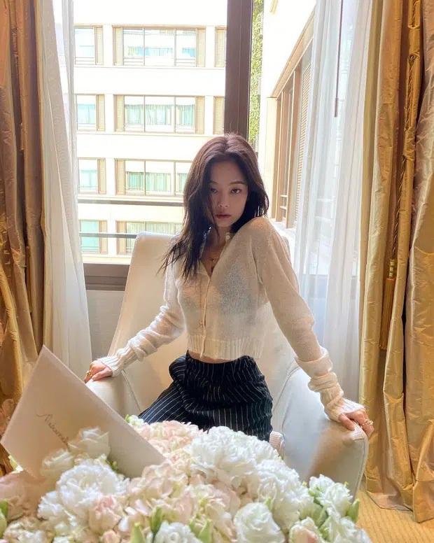 Diện áo len giống Jennie: Rosé lên đồ kín đáo hơn, nhìn sang Chanel sống thấy nội y lấp ló-2