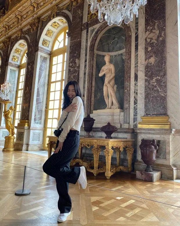 Diện áo len giống Jennie: Rosé lên đồ kín đáo hơn, nhìn sang Chanel sống thấy nội y lấp ló-3