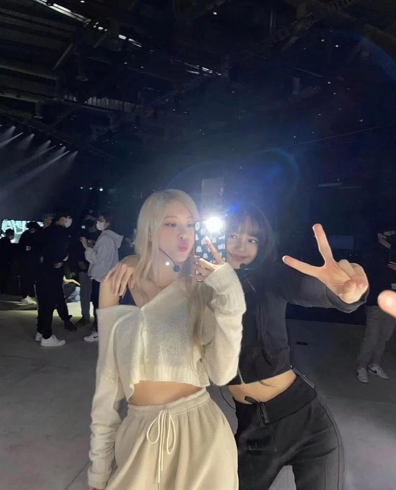 Diện áo len giống Jennie: Rosé lên đồ kín đáo hơn, nhìn sang Chanel sống thấy nội y lấp ló-5