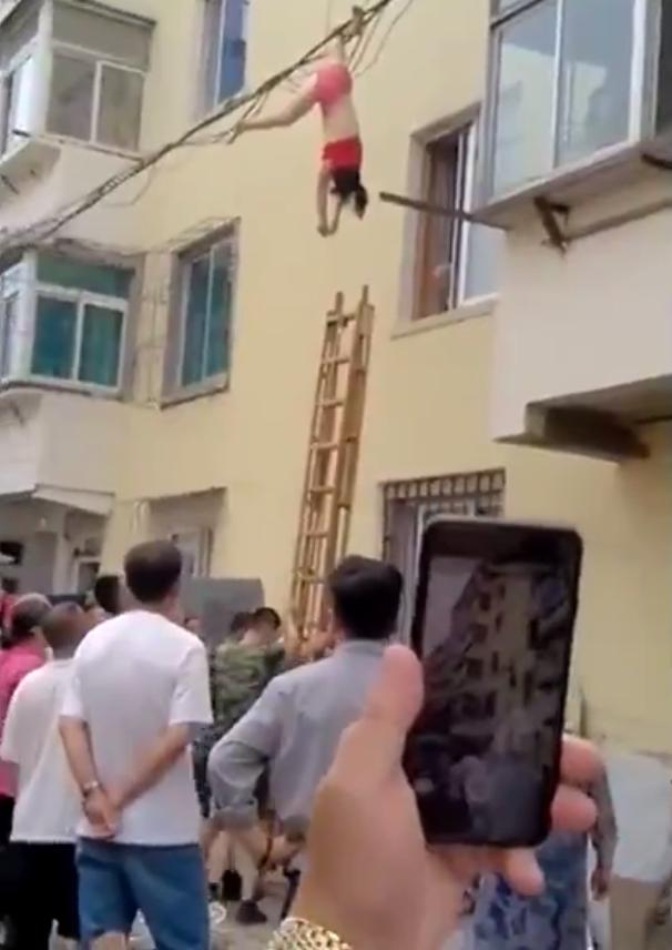 Mặc nội y đứng lau kính cửa sổ, người phụ nữ gặp tai nạn nhớ đời-1