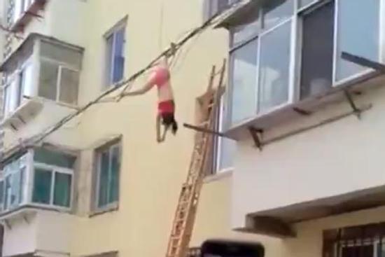 Mặc nội y đứng lau kính cửa sổ, người phụ nữ gặp tai nạn 'nhớ đời'