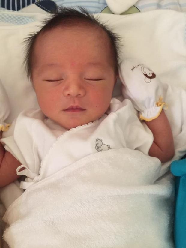 Loạt ảnh hành trình lớn khôn của con trai Trà My Idol khiến ai nhìn cũng tấm tắc: Đẹp trai cực phẩm từ bé-1