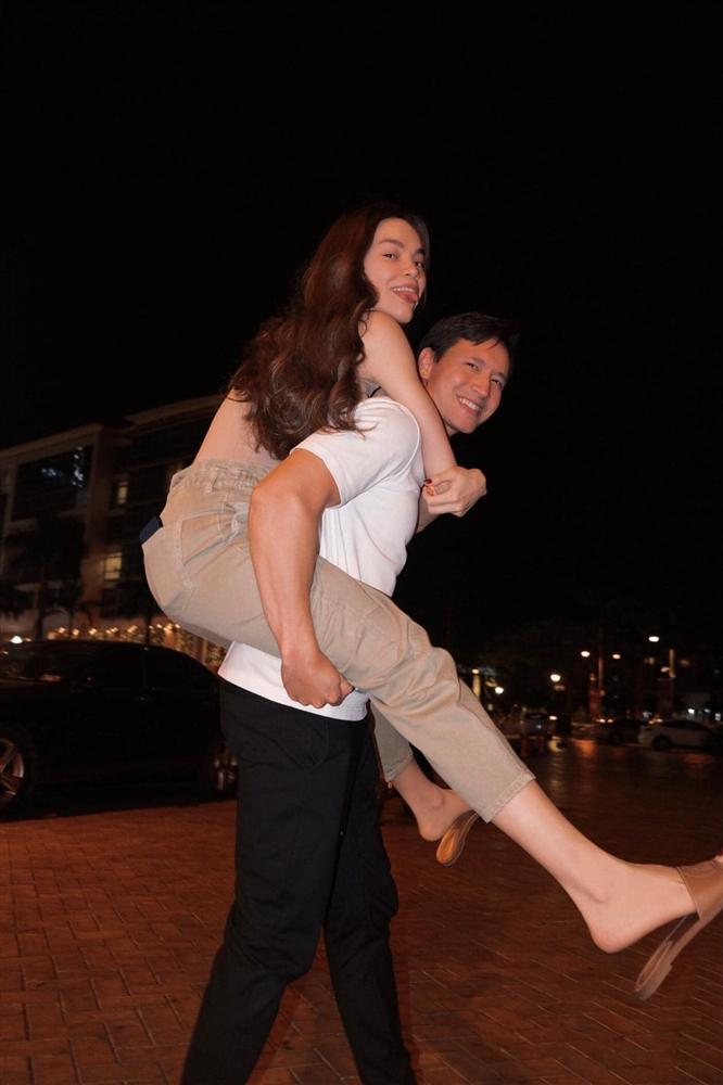 Ảnh Kim Lý cõng Hà Hồ: Dân mạng hết hồn vì nữ chính như không mặc áo-1