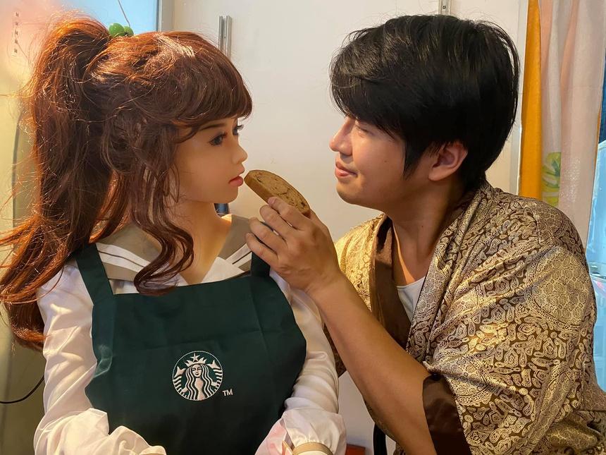 Người đàn ông hẹn hò búp bê tình dục suốt 2 năm-1