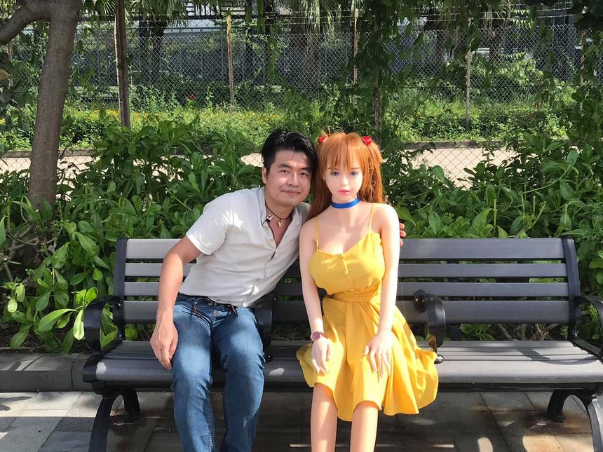 Người đàn ông hẹn hò búp bê tình dục suốt 2 năm-3