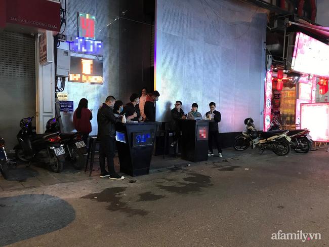 Hà Nội: Các quán bar, pub trên phố cổ vẫn đông nghịt khách, phòng dịch COVID-19 kiểu đối phó!-1