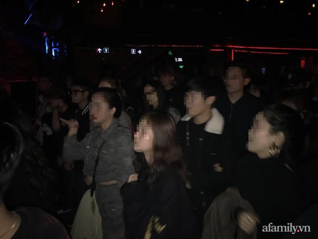 Hà Nội: Các quán bar, pub trên phố cổ vẫn đông nghịt khách, phòng dịch COVID-19 kiểu đối phó!-7