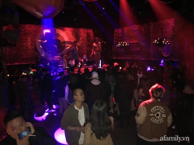 Hà Nội: Các quán bar, pub trên phố cổ vẫn đông nghịt khách, phòng dịch COVID-19 kiểu đối phó!-6