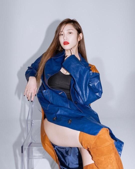 Style sao Hàn tuần qua: Park Min Young, BLACKPINK Lisa hack dáng đỉnh cao với quần suông-1