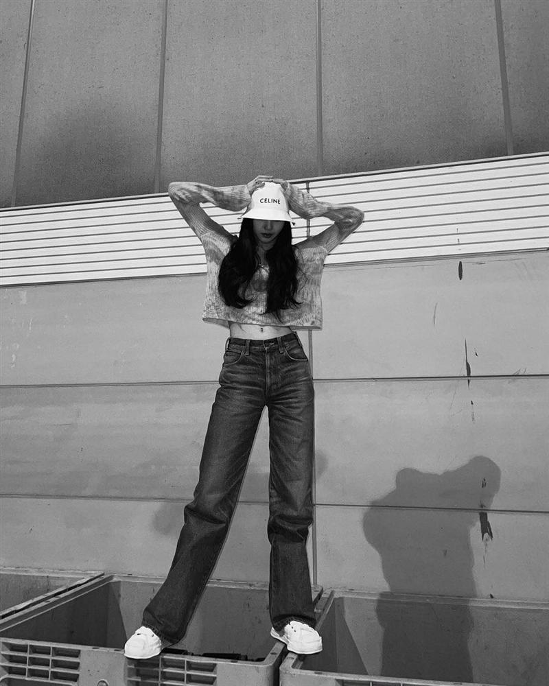 Style sao Hàn tuần qua: Park Min Young, BLACKPINK Lisa hack dáng đỉnh cao với quần suông-5