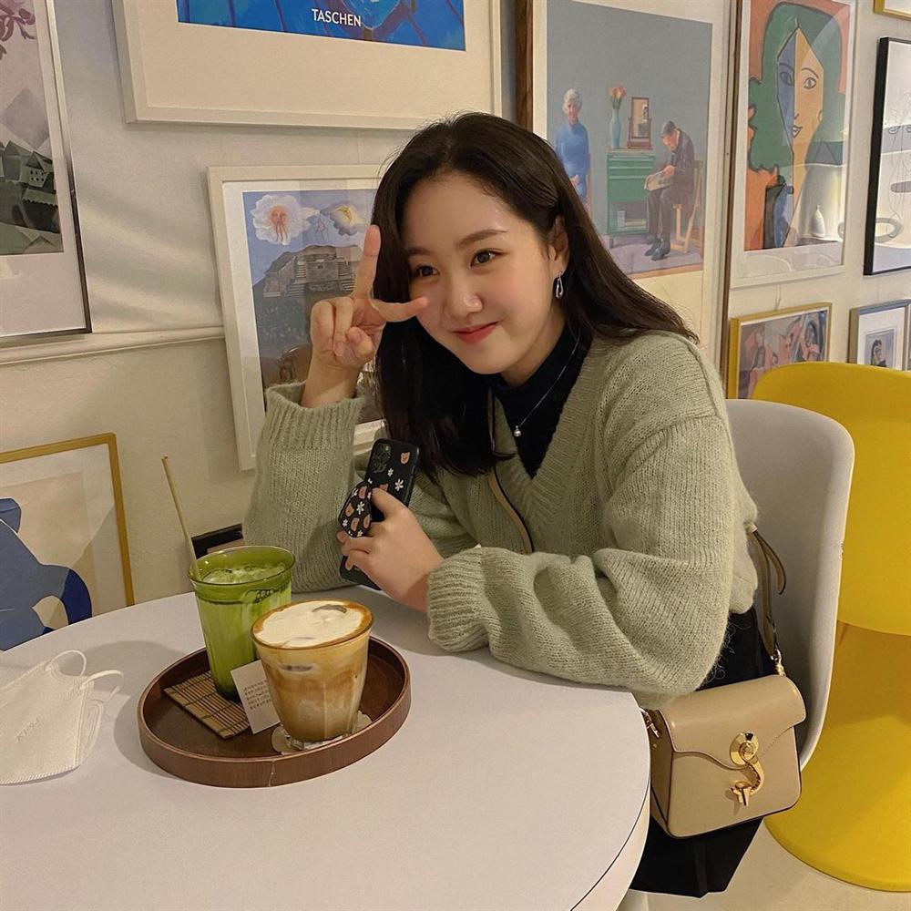 Style sao Hàn tuần qua: Park Min Young, BLACKPINK Lisa hack dáng đỉnh cao với quần suông-6