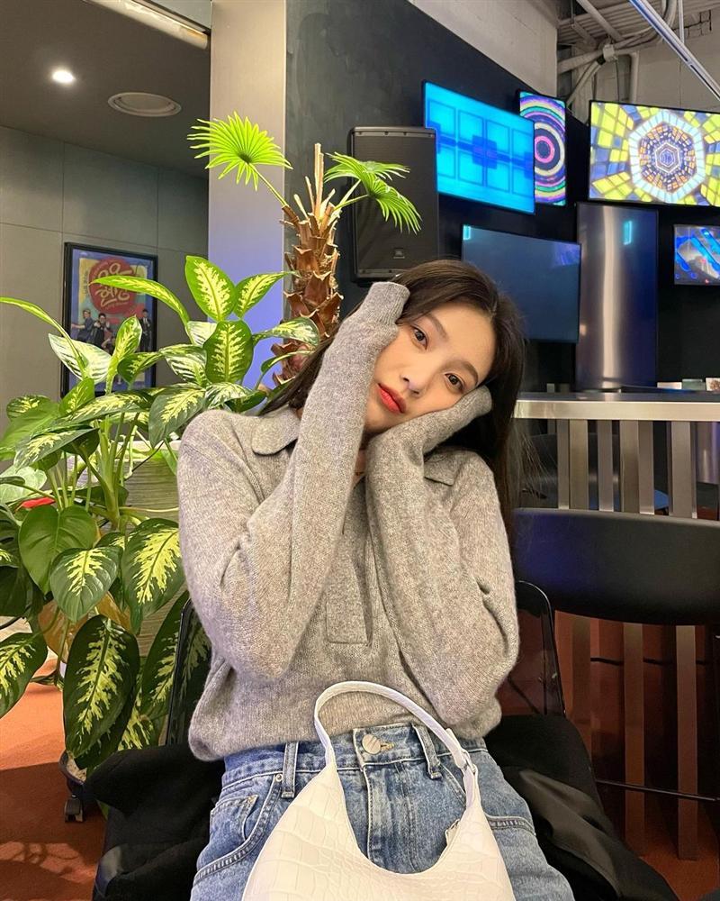 Style sao Hàn tuần qua: Park Min Young, BLACKPINK Lisa hack dáng đỉnh cao với quần suông-7