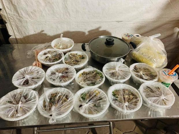 Hình ảnh tiếp tế đồ ăn thức uống trong các khu cách ly ở Hải Dương khiến ai xem xong cũng cảm thấy ấm lòng-3