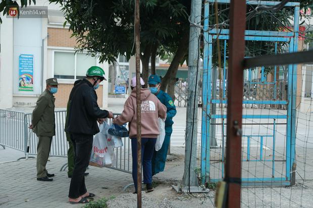 Phong tỏa cách ly 80 học sinh, giáo viên và phụ huynh là F1 ngay trong trường tiểu học Xuân Phương, Hà Nội-6