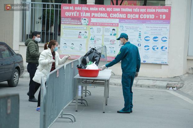 Phong tỏa cách ly 80 học sinh, giáo viên và phụ huynh là F1 ngay trong trường tiểu học Xuân Phương, Hà Nội-8