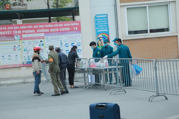 Phong tỏa cách ly 80 học sinh, giáo viên và phụ huynh là F1 ngay trong trường tiểu học Xuân Phương, Hà Nội-9