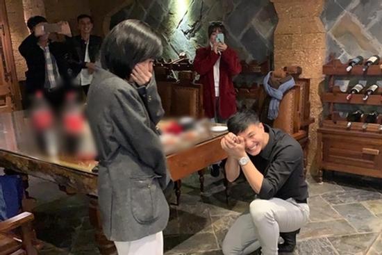 Bạn gái single mom khoe khoảnh khắc được Huỳnh Anh cầu hôn