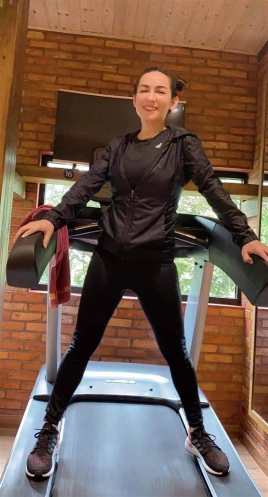 Vóc dáng thon thả nuột nà như gái 18 của Phi Nhung ở ngưỡng U50-3