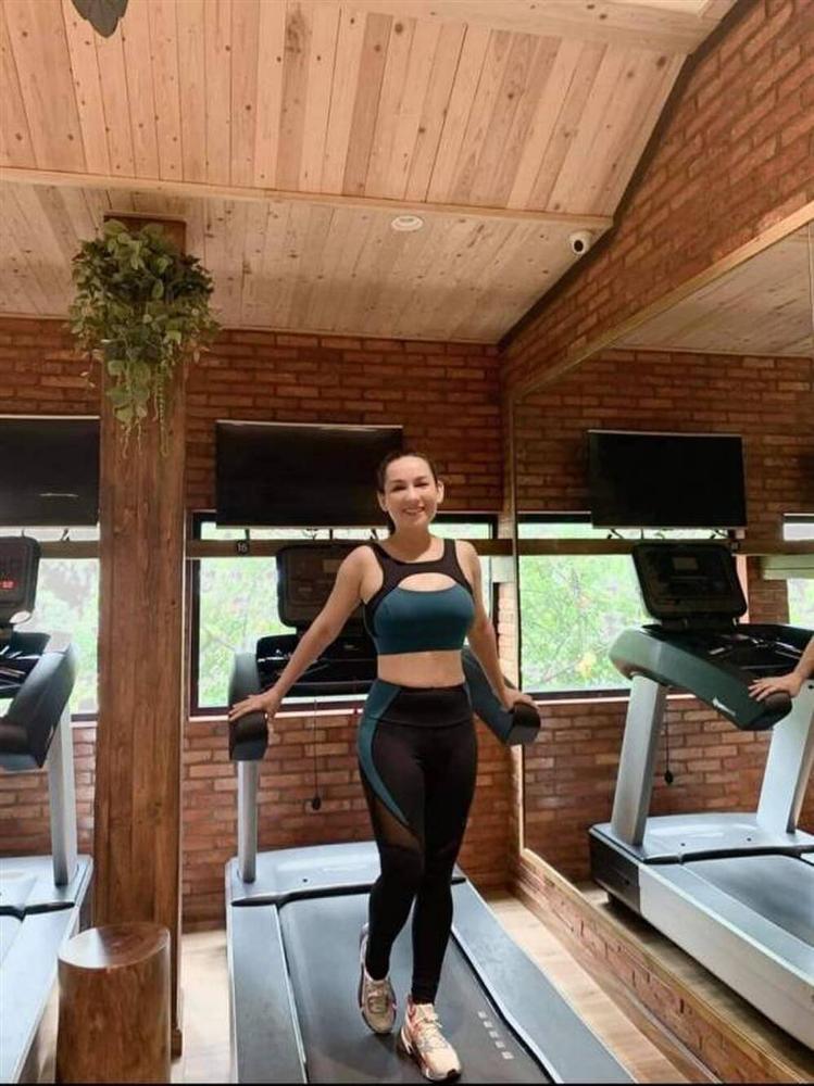 Vóc dáng thon thả nuột nà như gái 18 của Phi Nhung ở ngưỡng U50-4