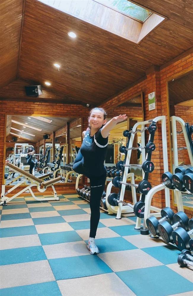 Vóc dáng thon thả nuột nà như gái 18 của Phi Nhung ở ngưỡng U50-5