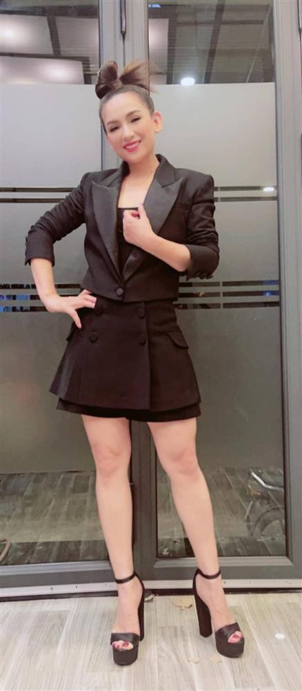 Vóc dáng thon thả nuột nà như gái 18 của Phi Nhung ở ngưỡng U50-7