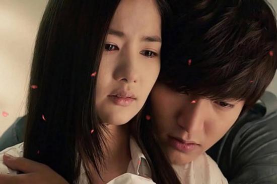 Đi shopping với cô bạn thân, tôi đọc nhầm số điện thoại tích điểm rồi phát hiện chồng ngoại tình