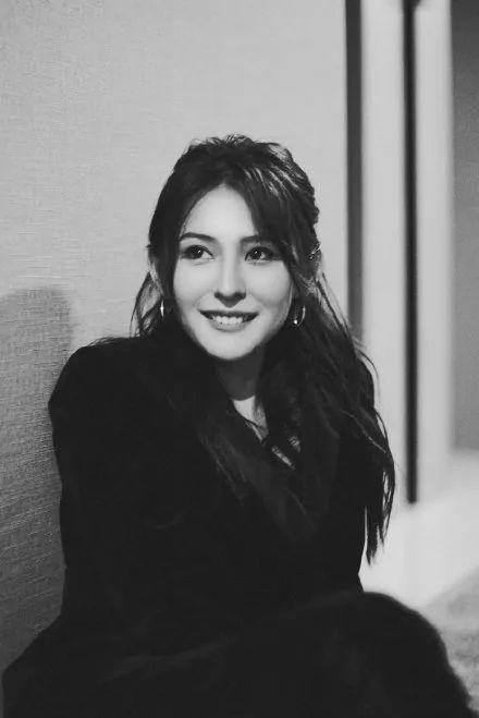 Mỹ nhân Tân Cương tài sắc vẹn toàn nhưng chỉ được nhớ đến nhờ thả rông vòng 1-4