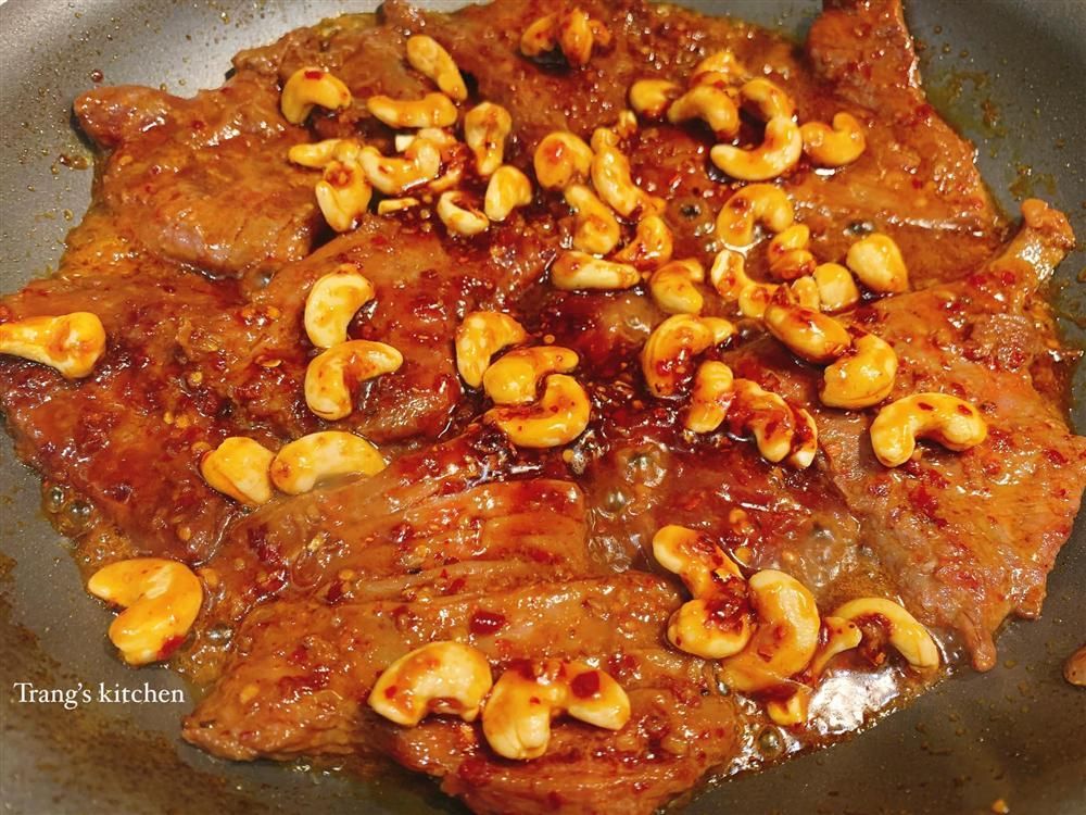 Mẹ đảm bật mí cách làm khô bò hạt điều nhâm nhi ngày Tết-5