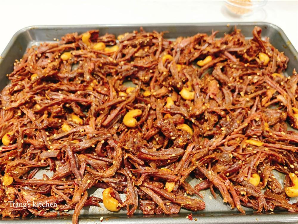 Mẹ đảm bật mí cách làm khô bò hạt điều nhâm nhi ngày Tết-7