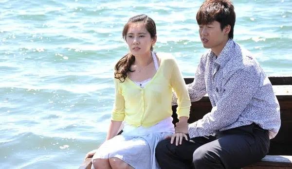 Chết cười khi phim Hoa ngữ lấy xúc xích làm chân đèn-4