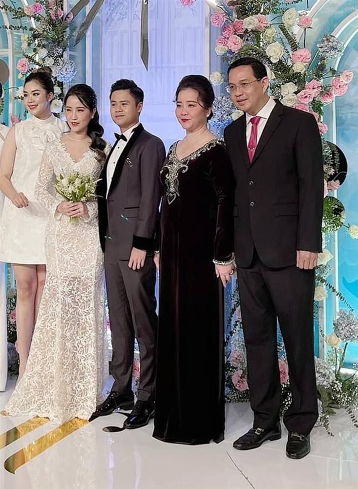 Nhan sắc mẹ vợ quyền lực của Phan Thành ở đám cưới con gái-4