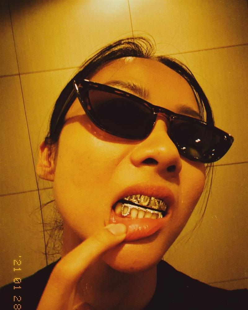 Suboi đính thêm kim cương hết viền răng trước khi đón Tết Nguyên đán-1