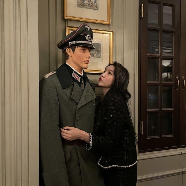 Trưởng nhóm GFriend gặp nguy khi khoe ảnh ôm tượng lính Đức Quốc Xã-2